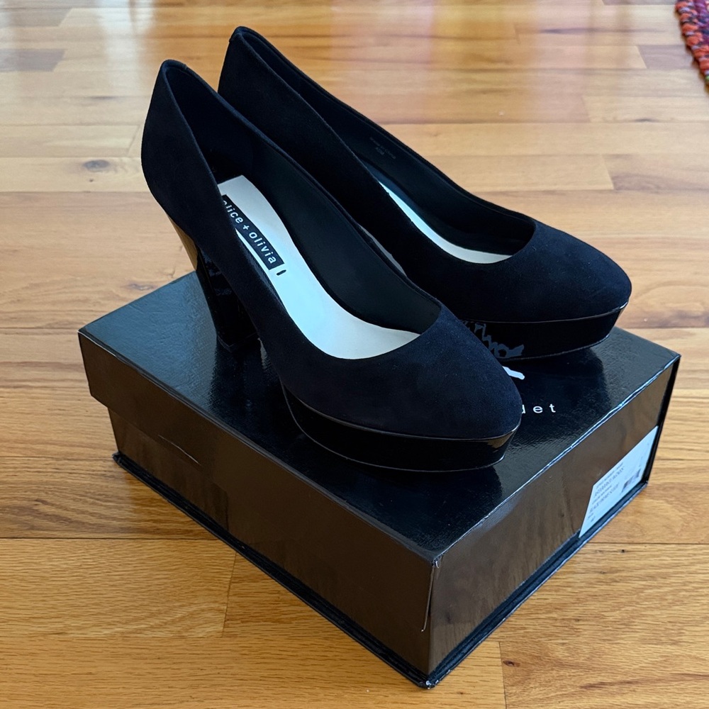 Like New Alice and Olivia Black Suede Agnes Pumps